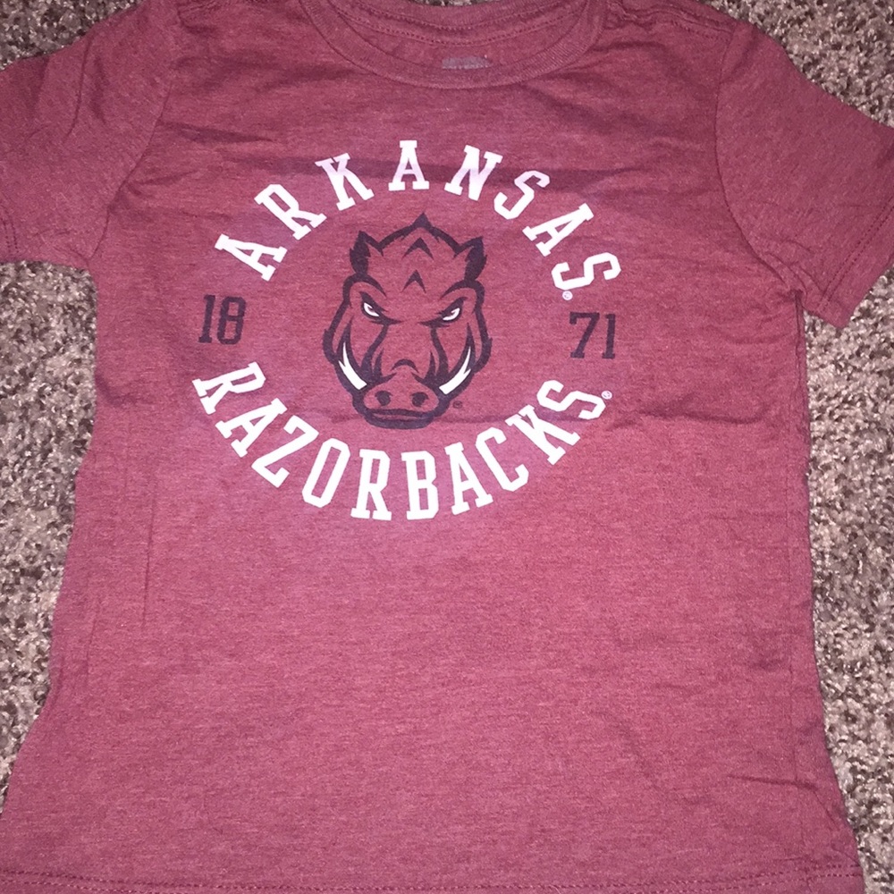 Im selling a Arkansas Razorback shirt